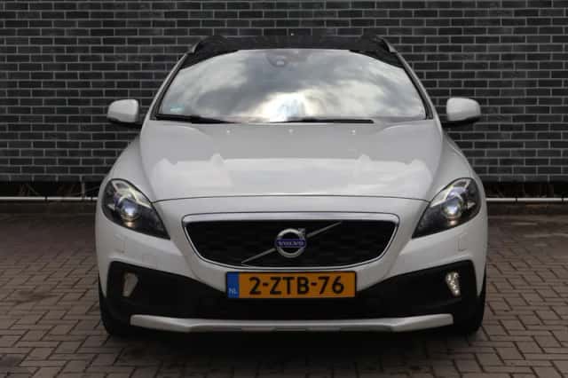 Volvo V40 (2015) thumbnail 2