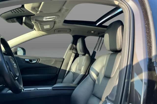Volvo XC60 (2022) thumbnail 3