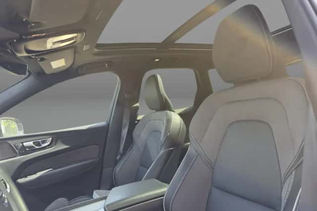 Volvo XC60 (2023) thumbnail 2