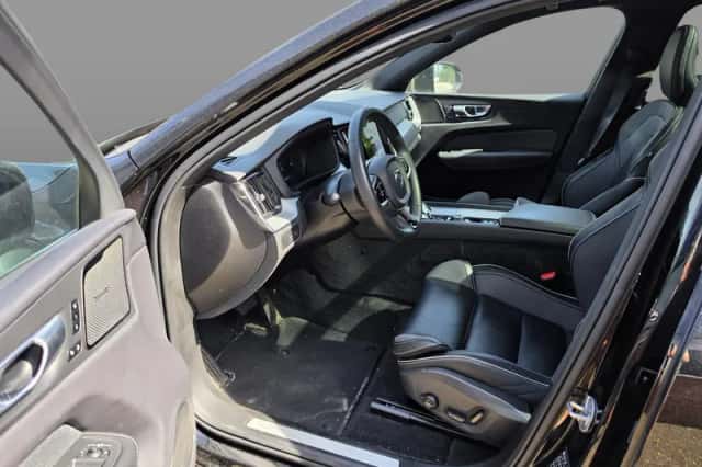 Volvo XC60 (2023) thumbnail 3