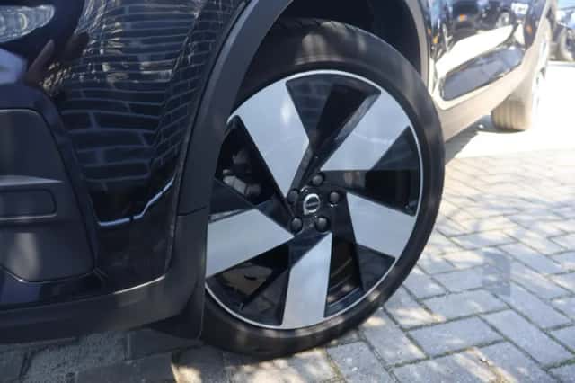 Volvo XC40 (2023) thumbnail 3