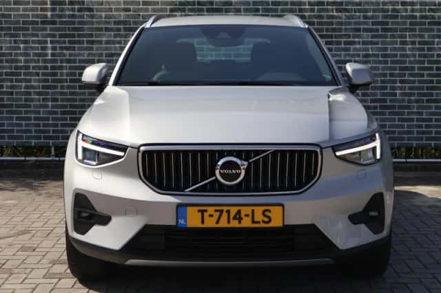 Volvo XC40 (2023) thumbnail 3