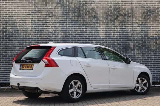Volvo V60 (2018) thumbnail 2