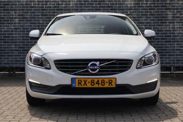 Volvo V60 (2018) thumbnail 3