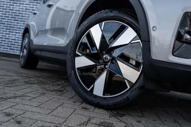 Volvo EX40 (2025) thumbnail 5