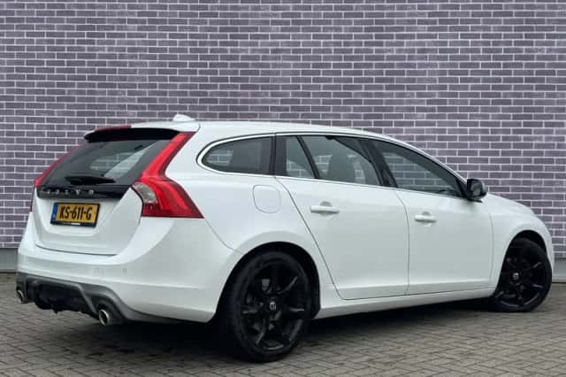 Volvo V60 (2016) thumbnail 2
