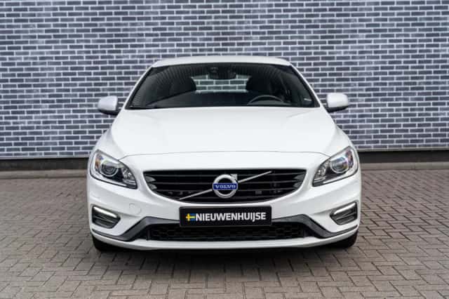 Volvo V60 (2016) thumbnail 2