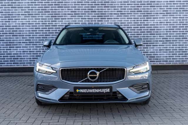 Volvo V60 (2022) thumbnail 2