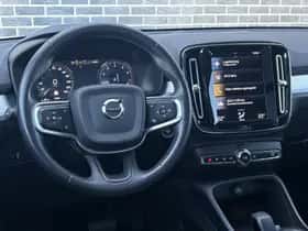 Volvo XC40 thumbnail 2