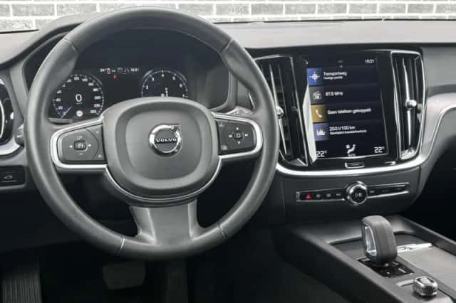 Volvo V60 (2022) thumbnail 2