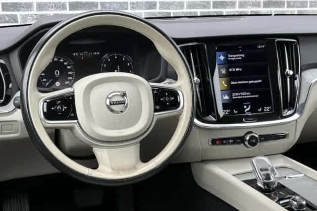 Volvo V60 (2021) thumbnail 2