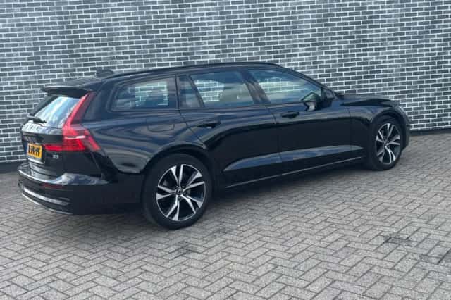 Volvo V60 (2022) thumbnail 2