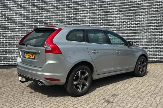 Volvo XC60 (2016) thumbnail 2