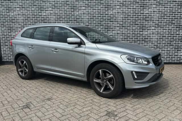 Volvo XC60 (2016) thumbnail 3