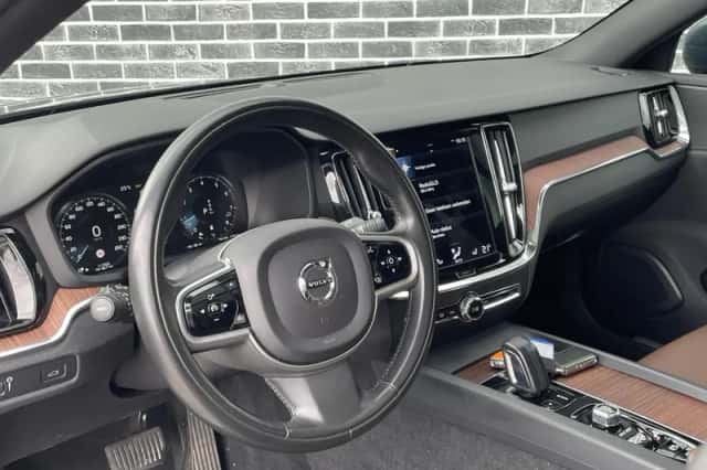 Volvo V60 (2021) thumbnail 2