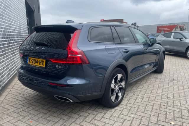 Volvo V60 (2021) thumbnail 2