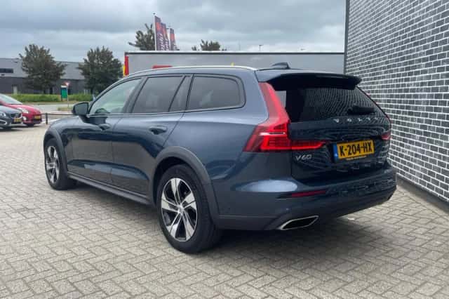 Volvo V60 (2021) thumbnail 4