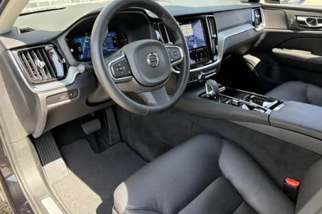 Volvo V60 (2023) thumbnail 2