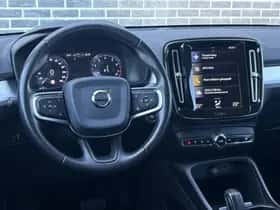 Volvo XC40 thumbnail 2