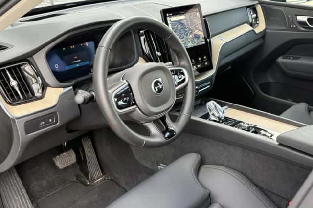 Volvo XC60 (2025) thumbnail 2