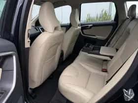 Volvo XC60 (2017) thumbnail 16
