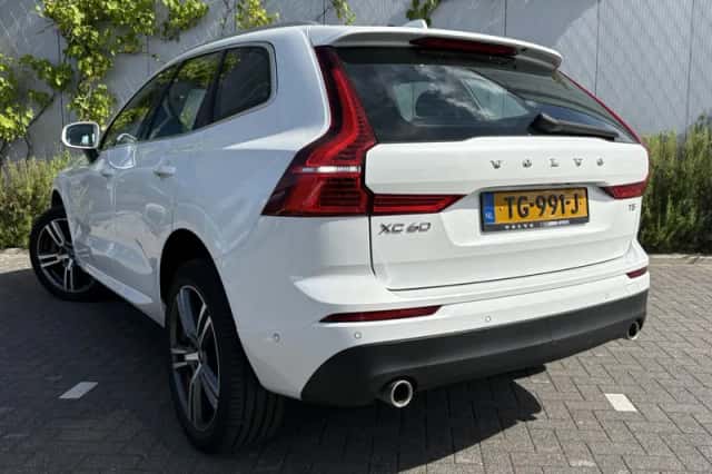 Volvo XC60 (2018) thumbnail 3