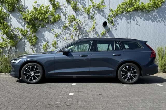 Volvo V60 (2022) thumbnail 2