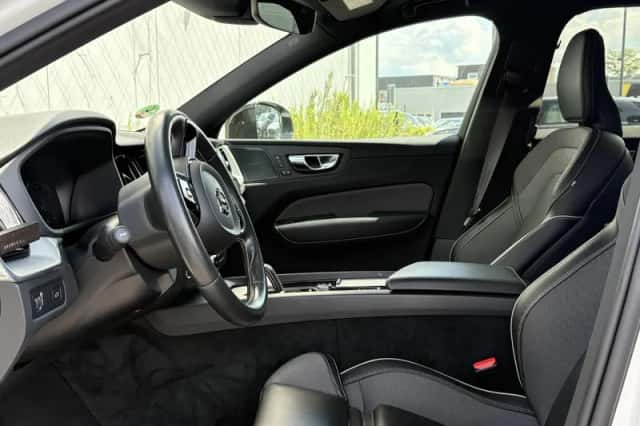 Volvo XC60 (2021) thumbnail 5