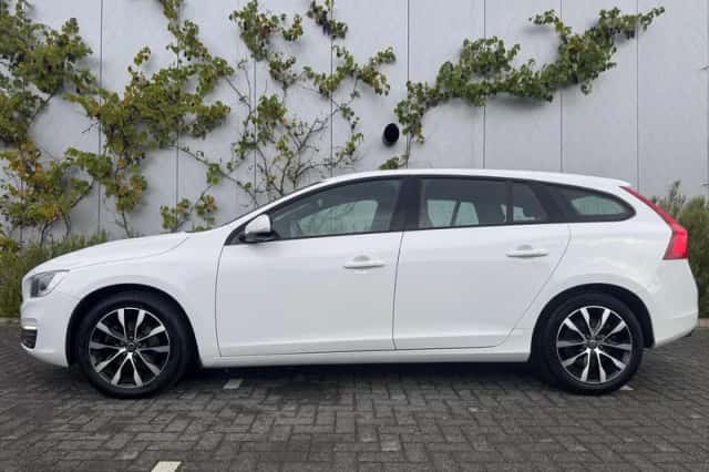 Volvo V60 (2017) thumbnail 2