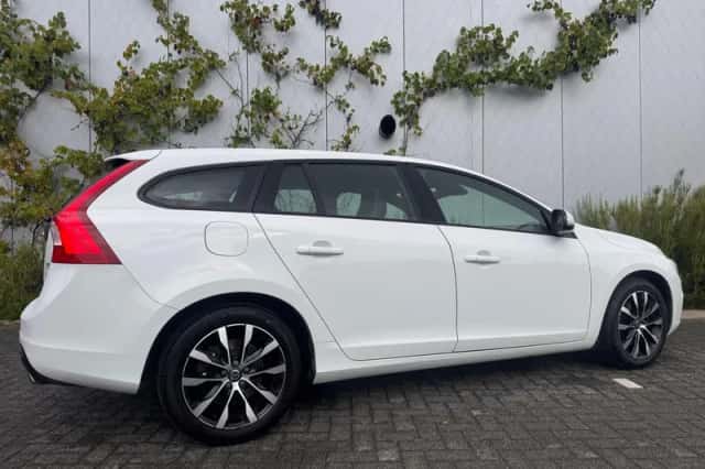 Volvo V60 (2017) thumbnail 3