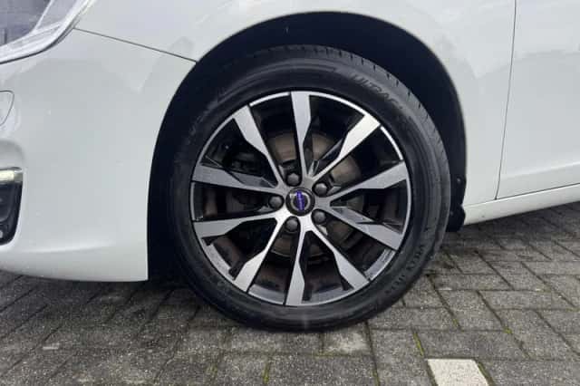 Volvo V60 (2017) thumbnail 4