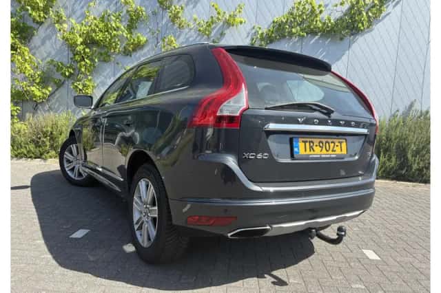 Volvo XC60 (2016) thumbnail 3