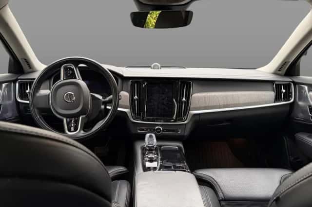 Volvo V90 (2021) thumbnail 2