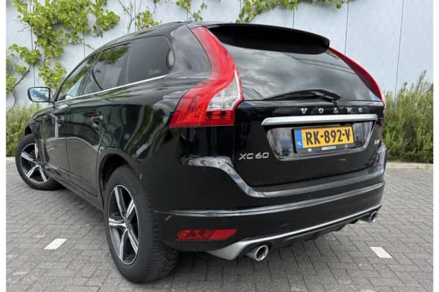 Volvo XC60 (2017) thumbnail 3