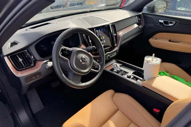 Volvo XC60 (2024) thumbnail 5
