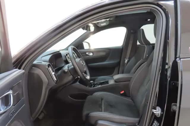 Volvo XC40 (2022) thumbnail 3