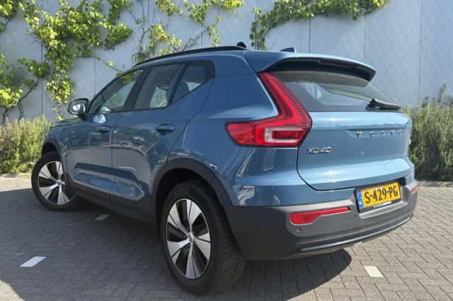 Volvo XC40 (2023) thumbnail 3