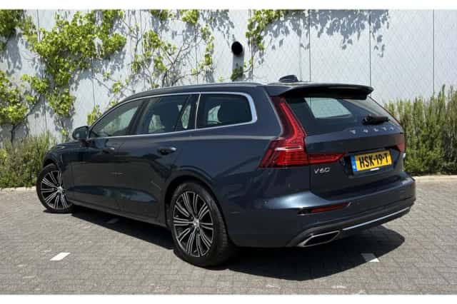 Volvo V60 (2022) thumbnail 3