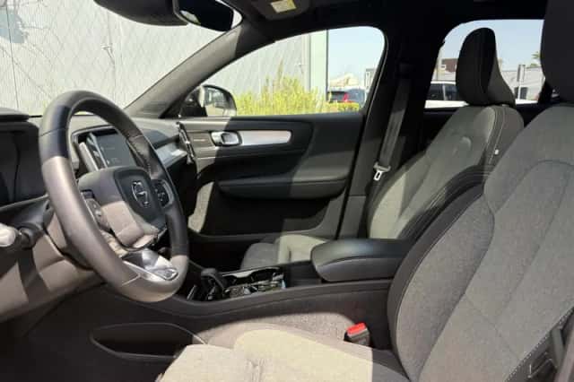 Volvo XC40 (2023) thumbnail 4