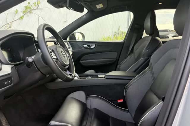 Volvo XC60 (2023) thumbnail 5