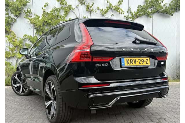 Volvo XC60 (2022) thumbnail 3