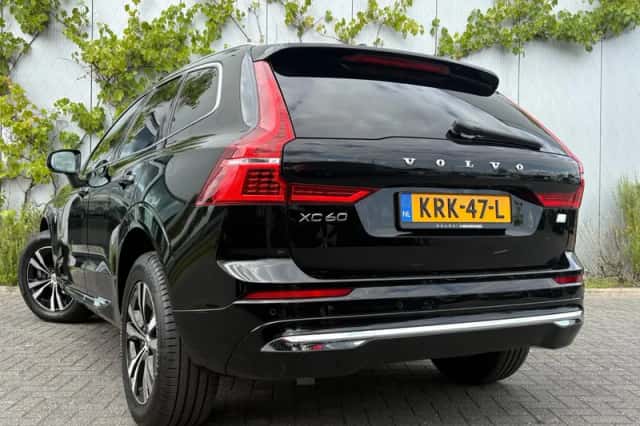 Volvo XC60 (2023) thumbnail 3