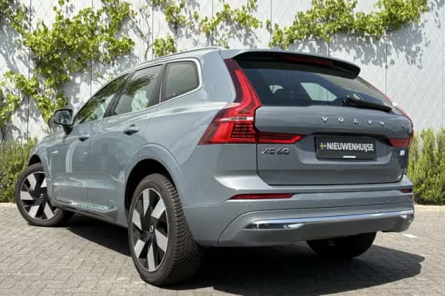 Volvo XC60 (2023) thumbnail 3