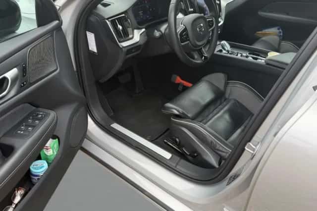 Volvo V60 (2023) thumbnail 2