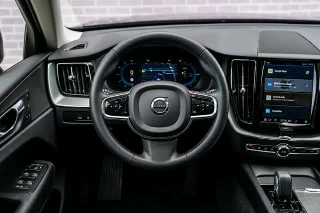 Volvo XC60 (2022) thumbnail 3