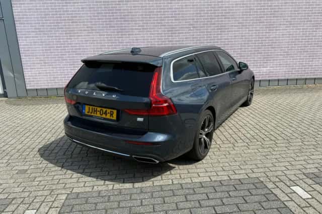Volvo V60 (2022) thumbnail 2