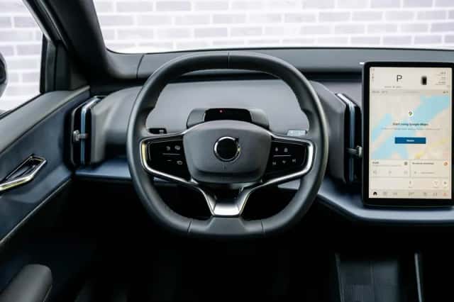 Volvo EX30 (2024) thumbnail 3
