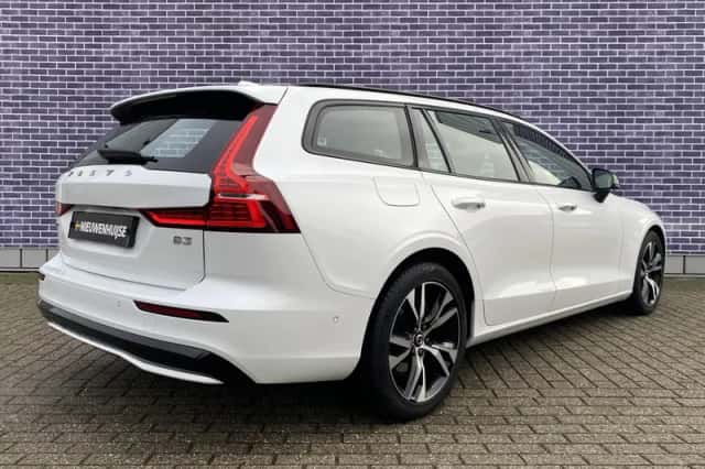 Volvo V60 (2022) thumbnail 3