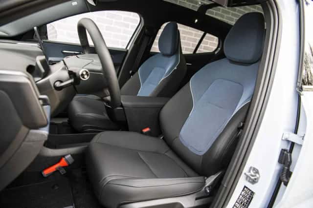 Volvo EX30 (2025) thumbnail 6