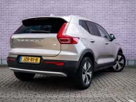 Volvo XC40 thumbnail 2